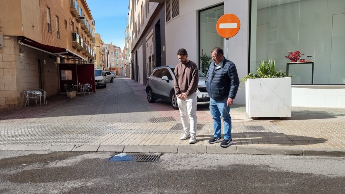 El PSOE de El Ejido denuncia el hedor que desprenden varias alcantarillas de la calle Barcelona