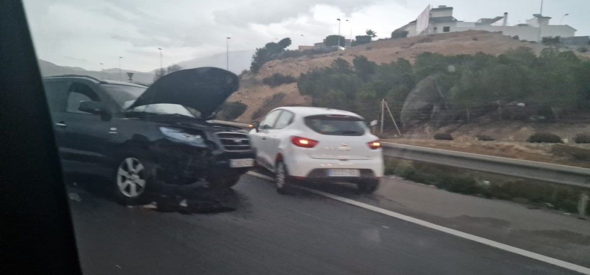 Colisión de tres vehículos en la autovía en la salida del Hospital de Poniente hacia Málaga