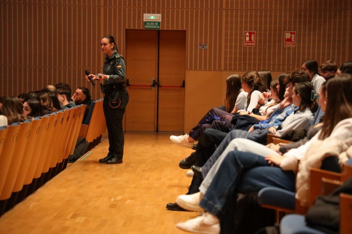 La teniente de la Guardia Civil en El Ejido, Irene Buján, ofrece una charla dirigida a alumnos de ESO y Bachillerato bajo el título \'Mujeres referentes\'