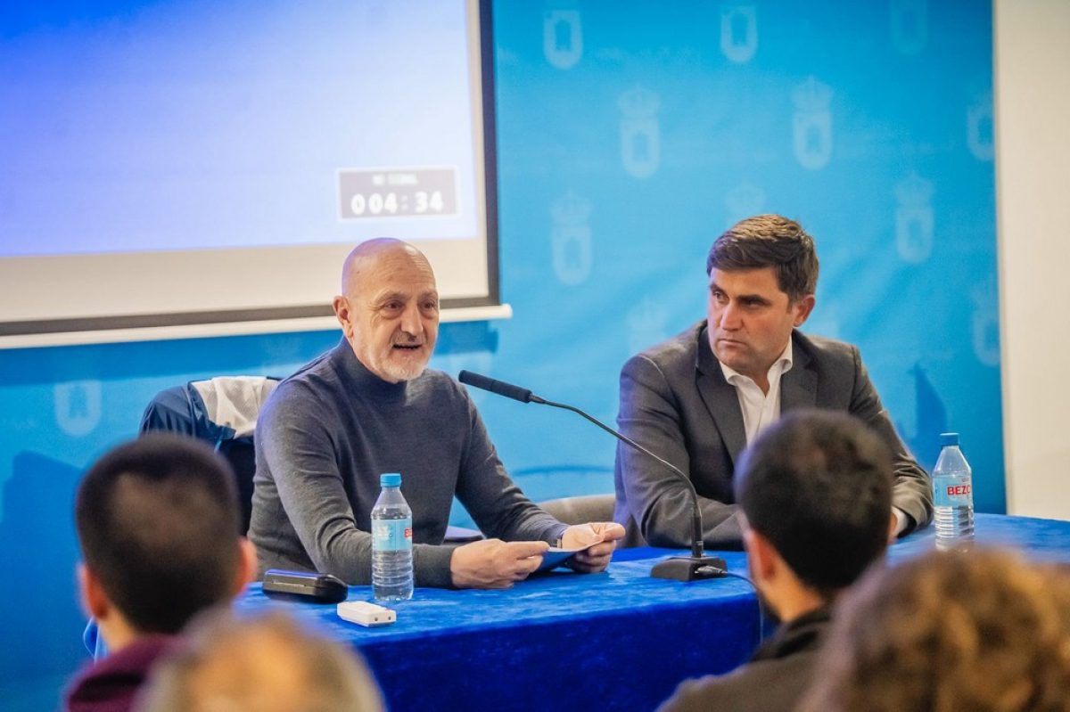 Sebastián Álvaro presenta su nuevo libro \'Mis Montañas\' en Roquetas de Mar