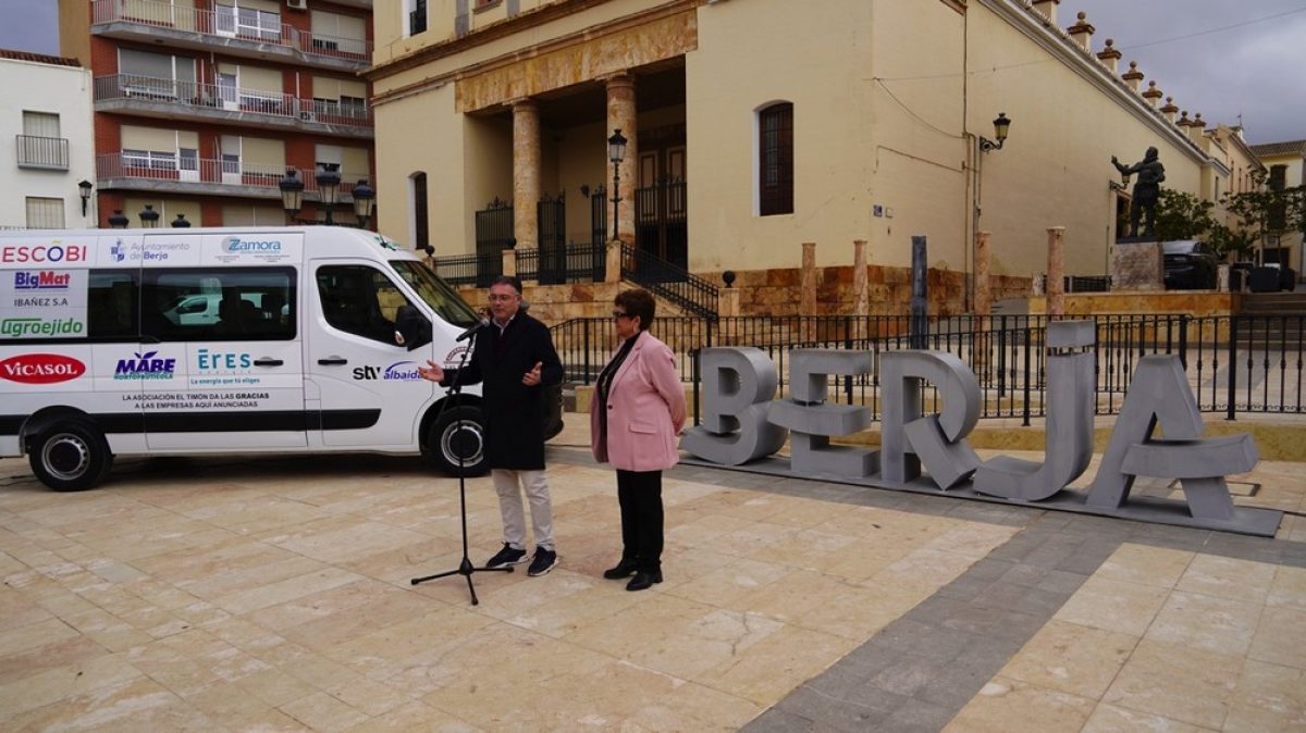 El Timón estrena en Berja su nueva furgoneta gracias al apoyo de empresas e instituciones