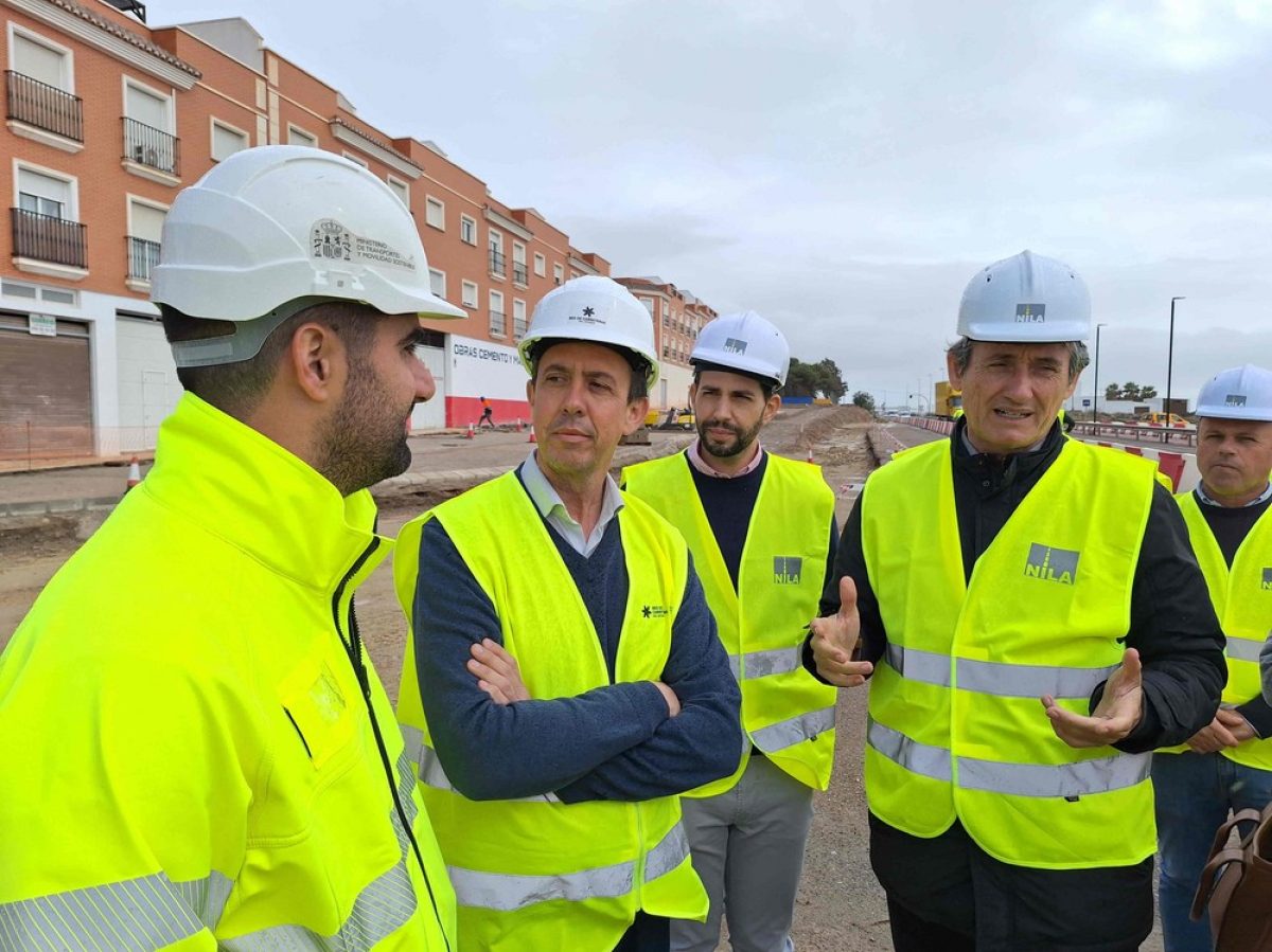 Martín visita las obras que Transportes realiza en la barriada abderitana de La Curva para adecuar la travesía de la N-340A a peatones y bicis