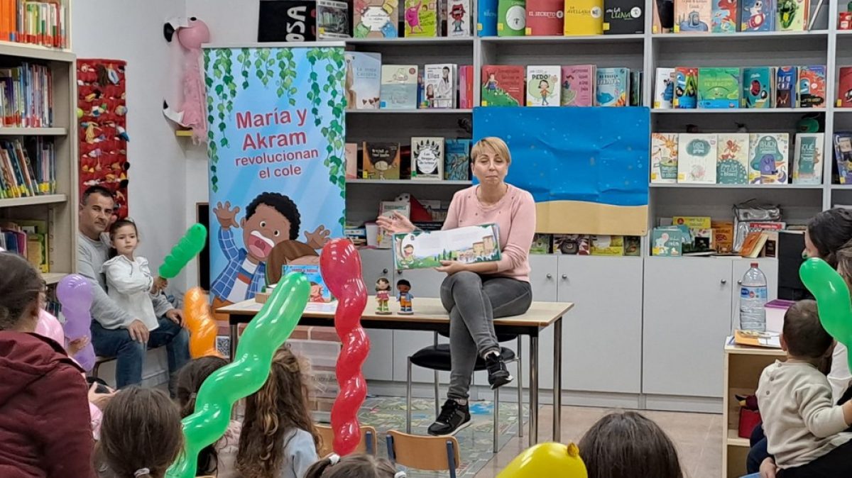 La escritora Eva Moreno Ruiz defiende la tolerancia y el respeto ante la diferencia en su libro \'María y Akram revolucionan el cole\'