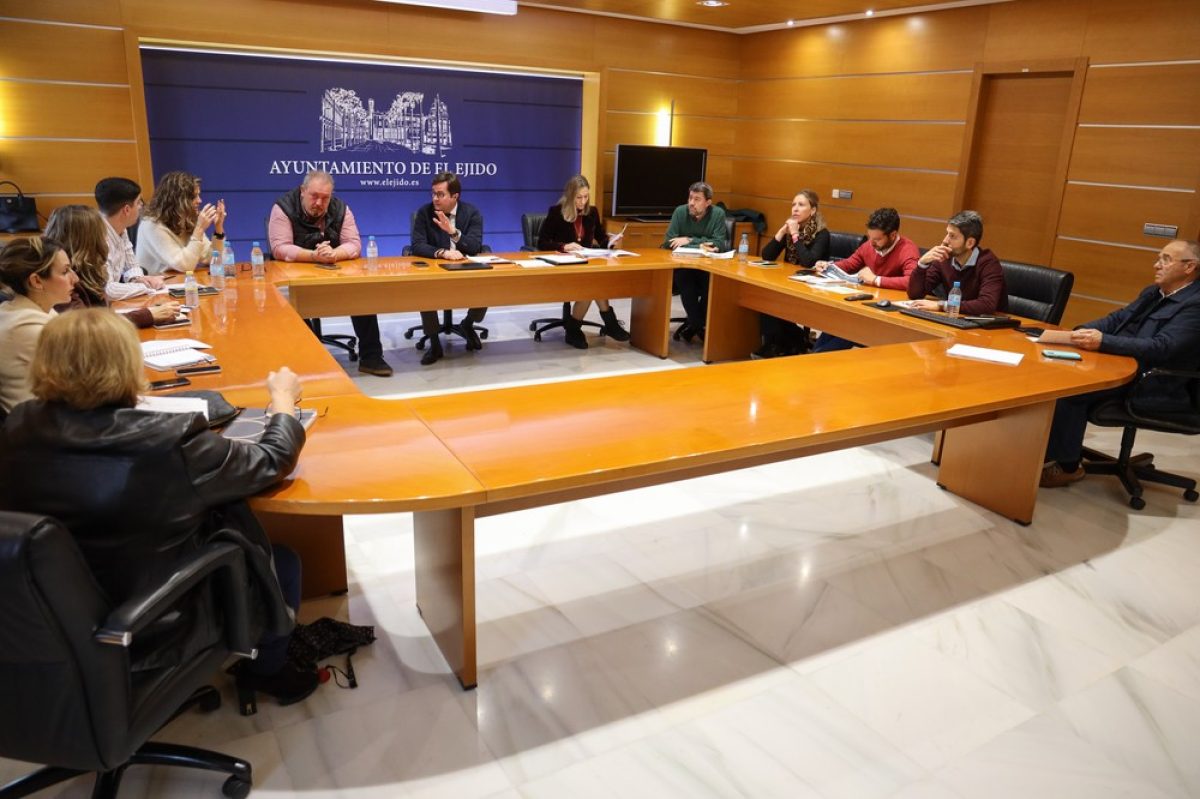 La Junta de Gobierno aprueba iniciar la licitación del contrato para el suministro del equipamiento de playas para hacer la costa ejidense más accesible y segura