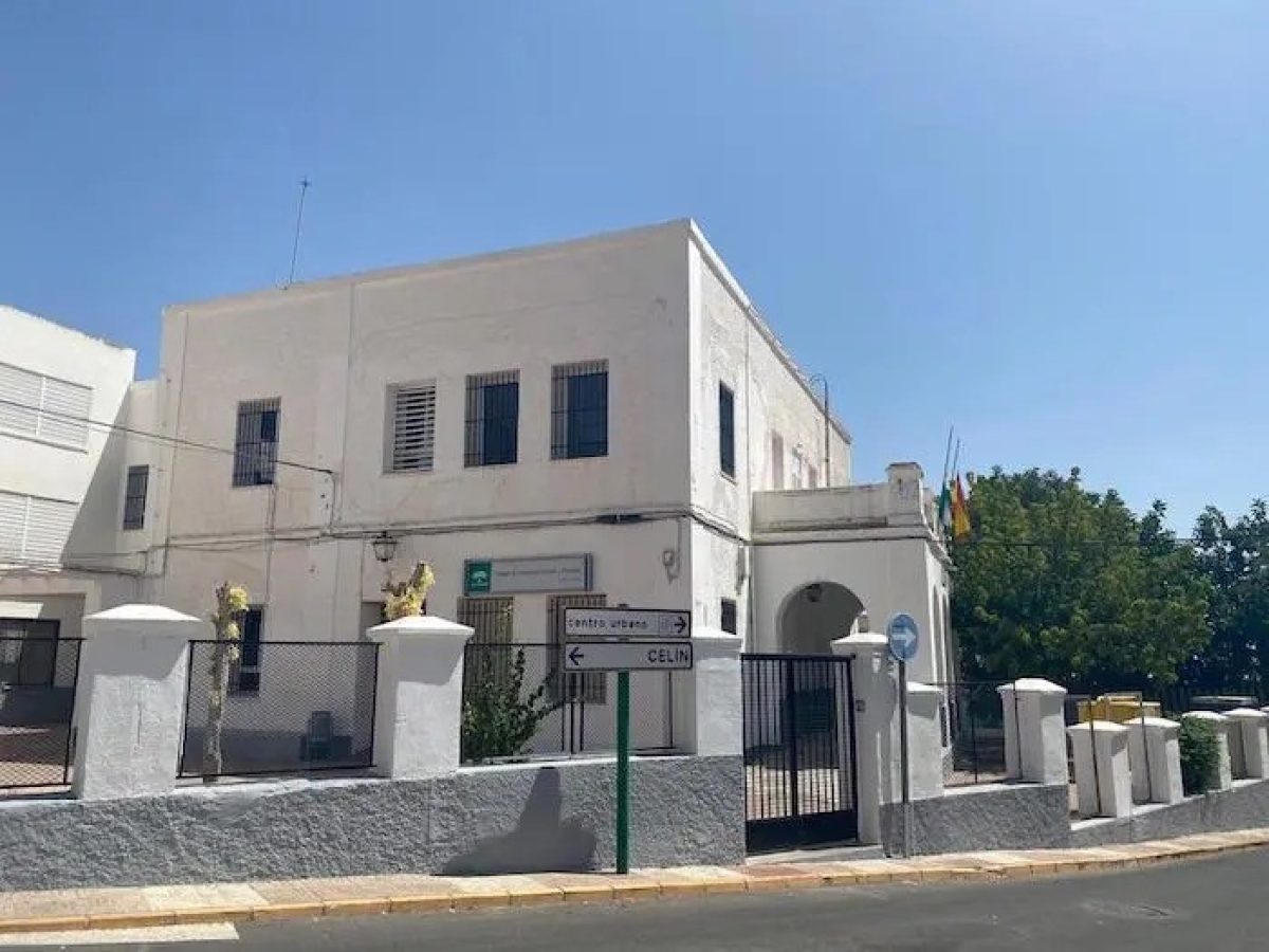 Dalías trabaja para mantener su centro escolar, casi centenario