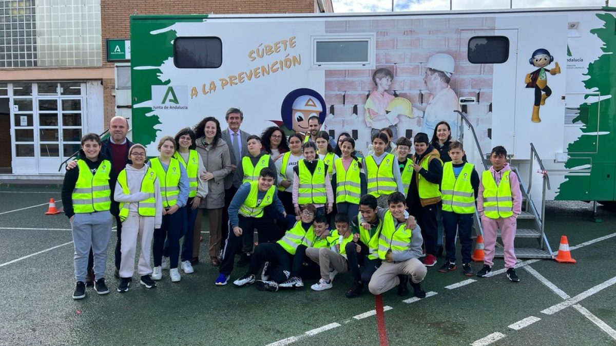 La unidad móvil \'Aprende a crecer con seguridad y súbete a la prevención\' hace parada en el CEIP Abdera