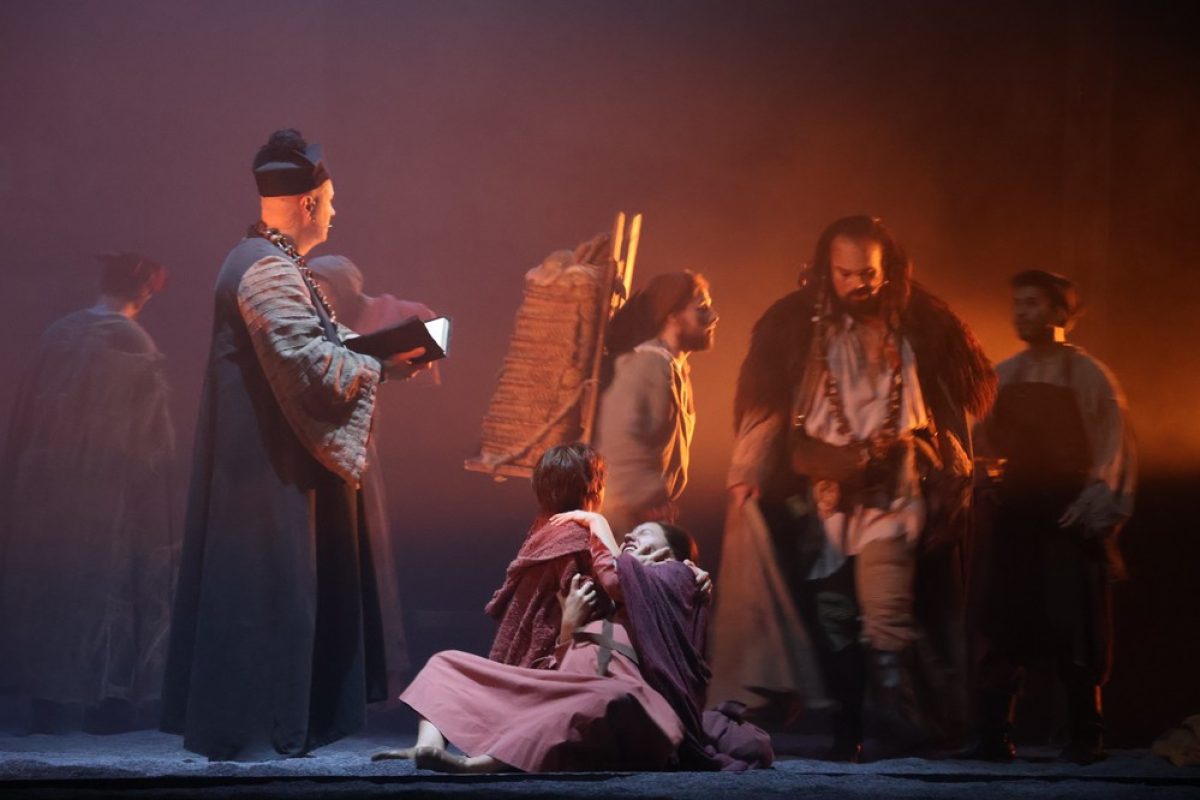 El Musical \'El Médico\' atrapa y levanta al público en el Auditorio de El Ejido
