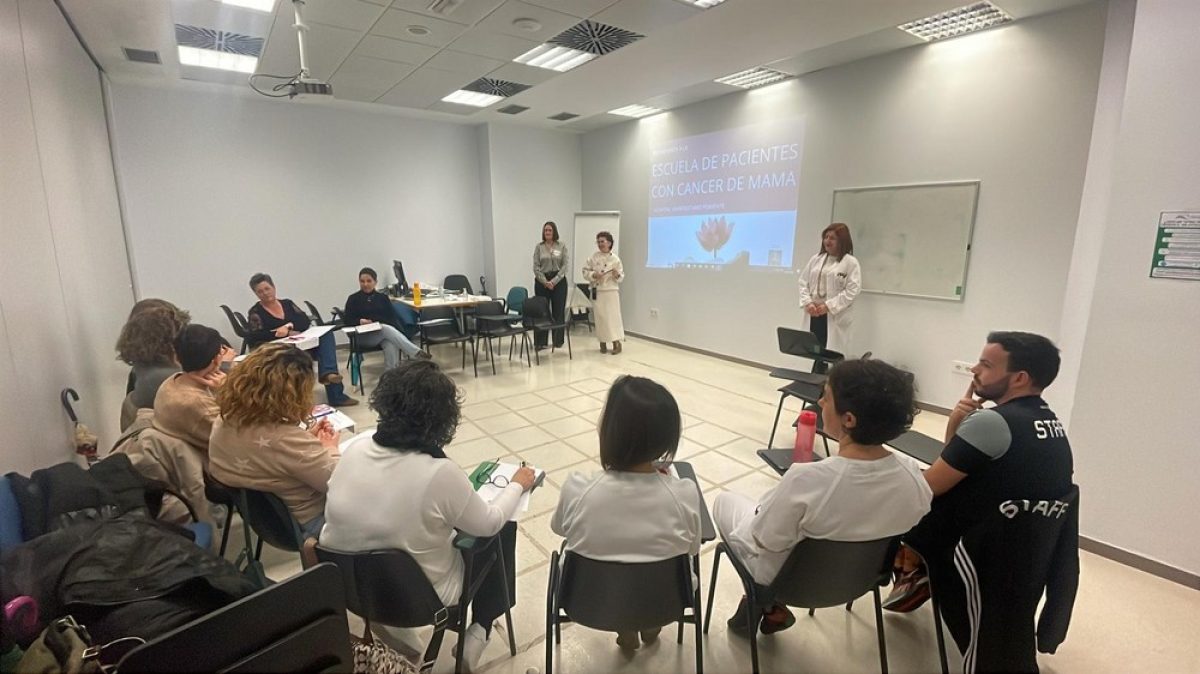 El Hospital Universitario Poniente imparte nuevas sesiones de la Escuela de Pacientes de Cáncer de Mama