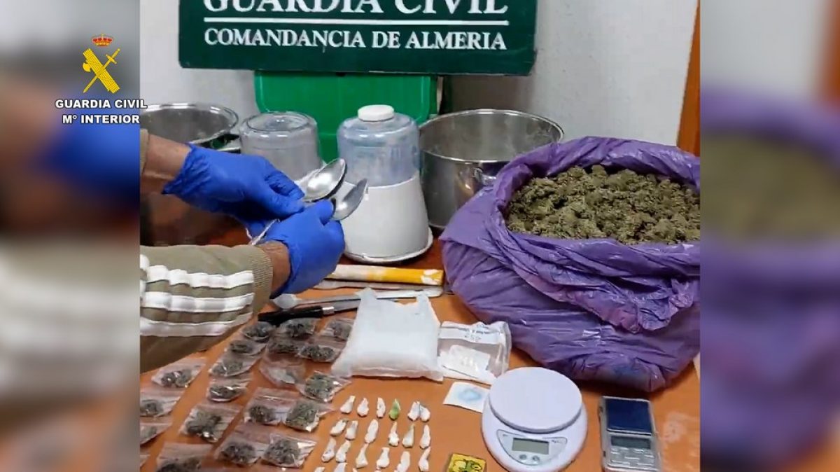 Desmantelan un laboratorio clandestino de drogas en Roquetas de Mar