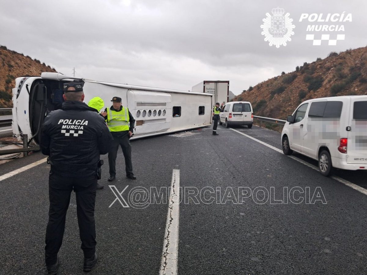 Seis heridos al volcar un autobús del Imserso en Murcia de camino a Roquetas