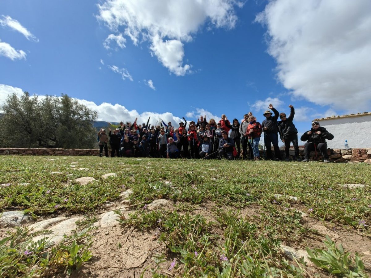 Medio centenar de excursionistas disfrutan de la ruta de las Acequias de Fondón