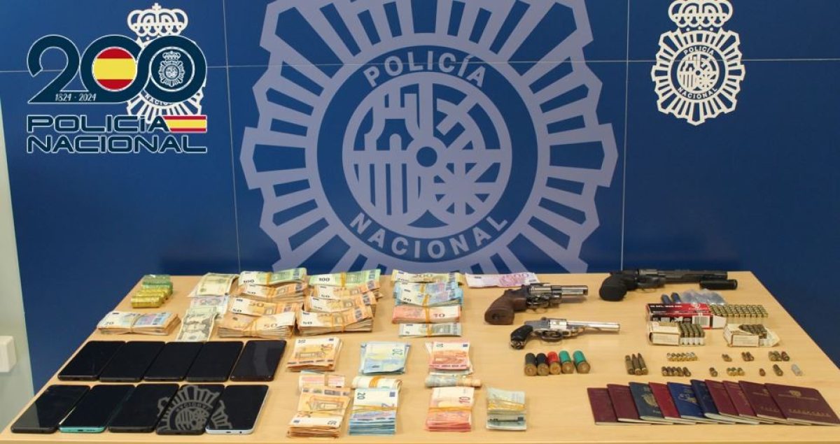 Dinero, pasaportes y armas incautadas en la primera parte del operativo. /P. N.