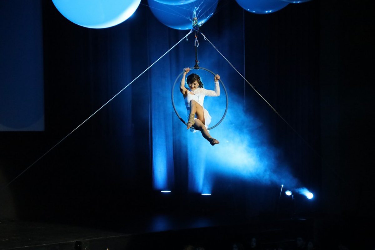 La gala de presentación del 48º Festival Internacional de Teatro de El Ejido y la 36ª Muestra de Teatro Aficionado hace \'flotar\' el arte en el Auditorio