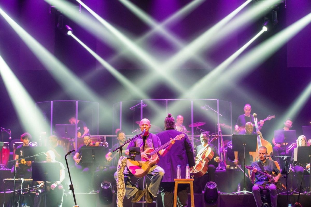 Celtas Cortos hace un recorrido por su discografía en un gran concierto en el Auditorio de Roquetas de Mar