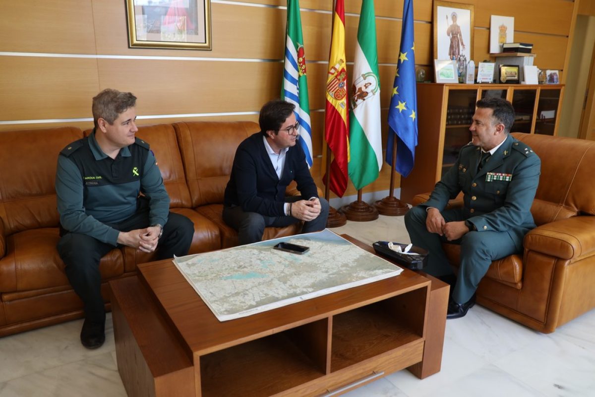 El alcalde da la bienvenida al nuevo capitán de la Guardia Civil en El Ejido y despide al comisario provincial de la Policía Nacional