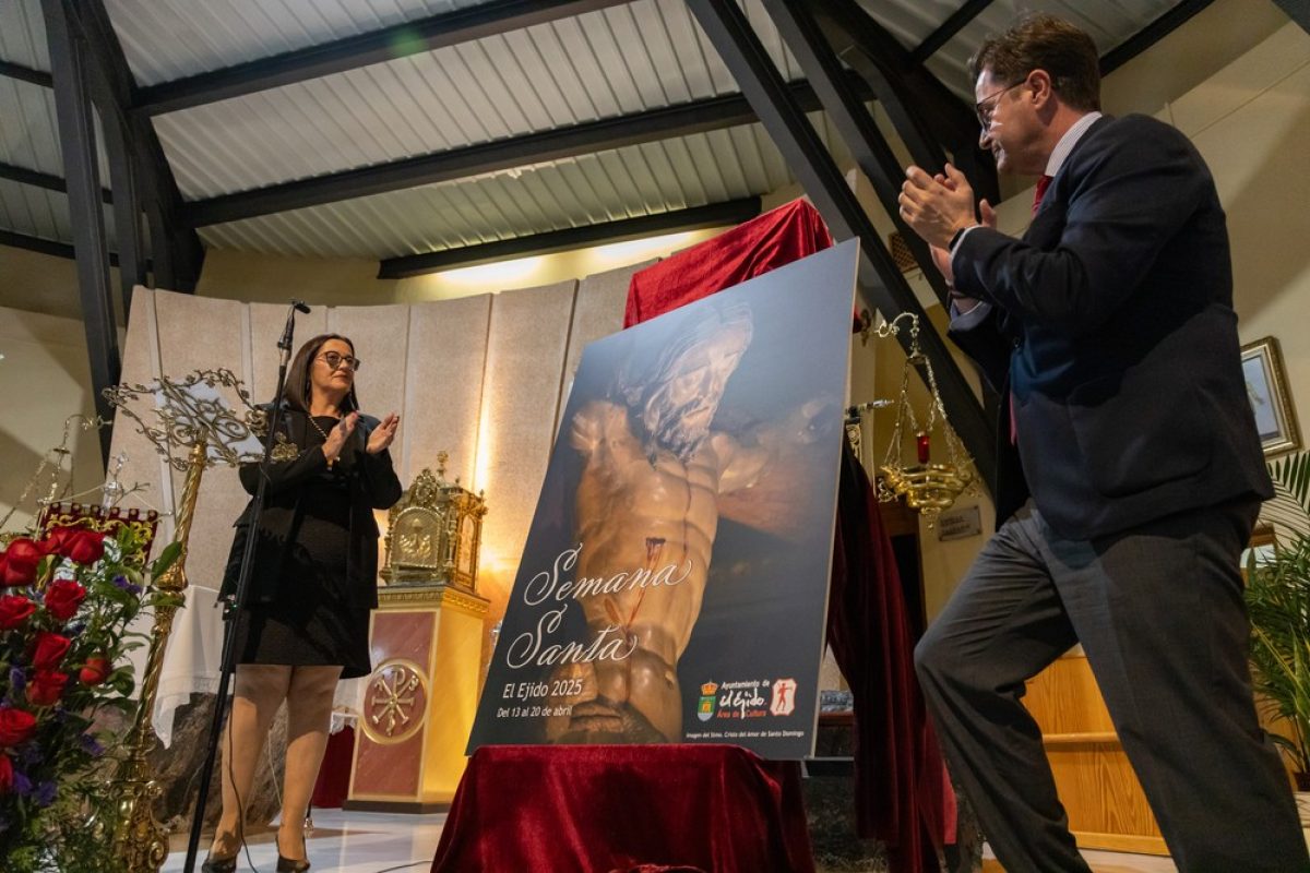 Una imponente imagen del Santísimo Cristo del Amor de Santo Domingo protagoniza el cartel de la Semana Santa de El Ejido 2025