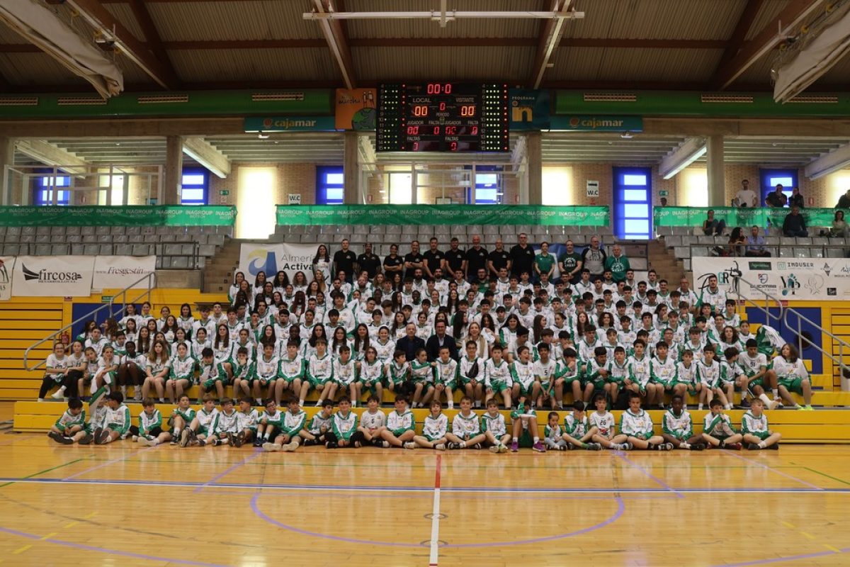 La gran familia de Baloncesto Murgi se une en una gran foto oficial