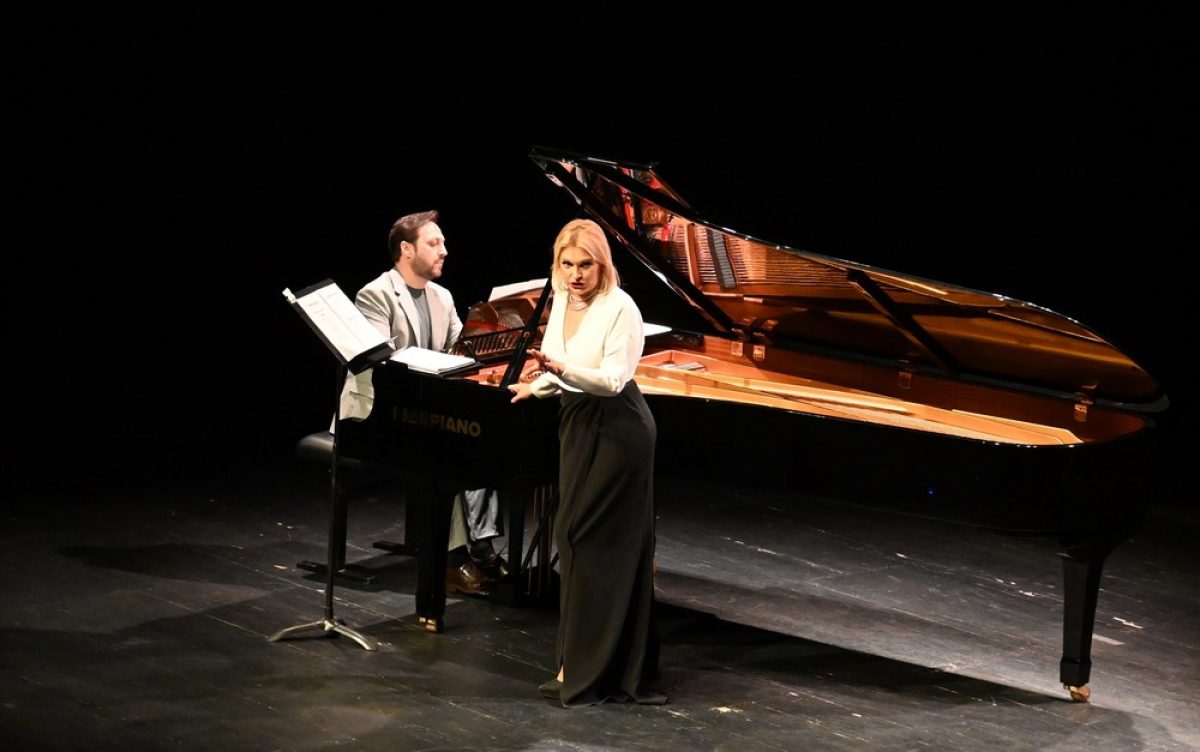 Ainhoa Arteta ofrece un gran recital lírico ante un público entusiasmado en el Teatro Auditorio de Roquetas