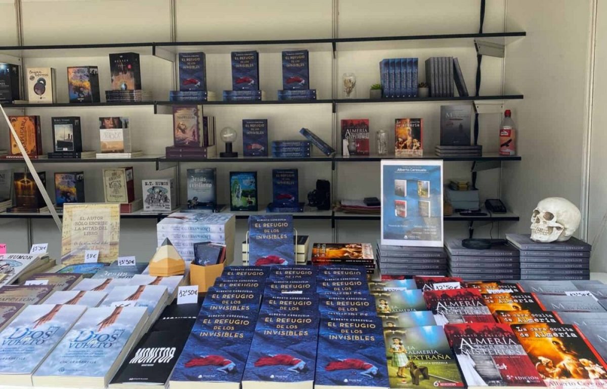 Nos dejaron fuera de la Feria del Libro de Almería. Y aquí estamos.