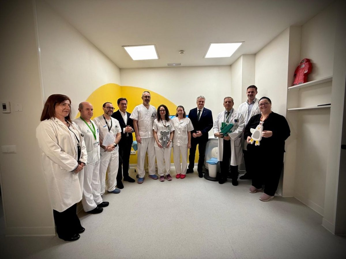 El Hospital Universitario Poniente mejora el bienestar de los menores en las pruebas de resonancia con el proyecto \'Un día con Buddy\'