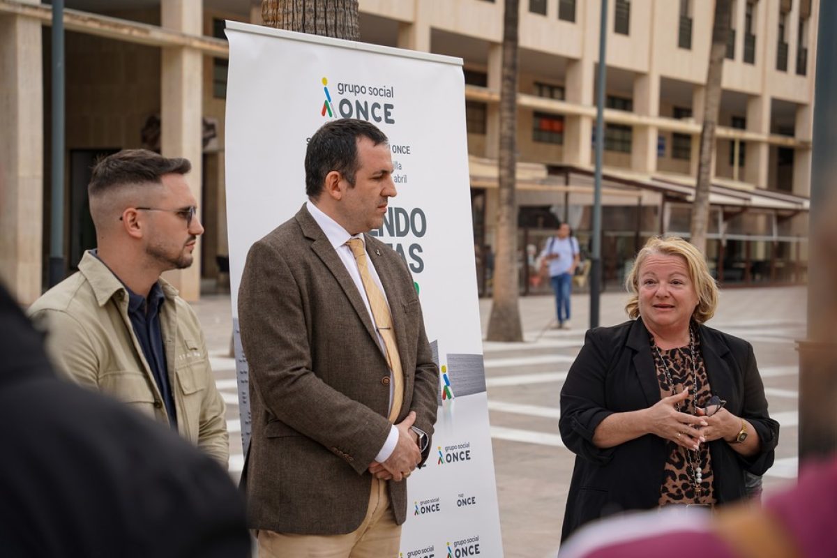 La Plaza Mayor de El Ejido acoge una original yincana en el marco de la Semana del Grupo Social ONCE