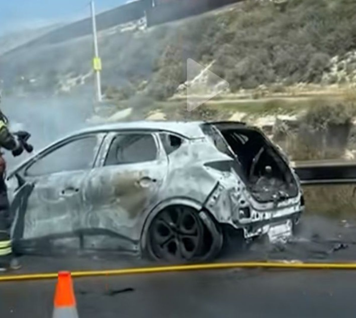 Atasco en la A7 por el incendio de un coche a la altura de la Puebla de Vícar