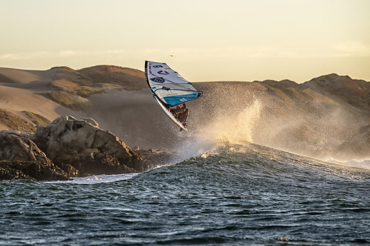 El windsurfista ejidense Víctor Fernández, quinto en la primera prueba del mundial 2025 en Chile