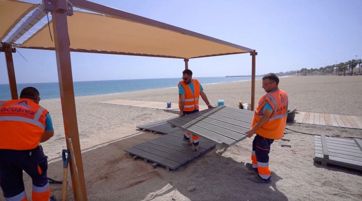 Roquetas de Mar refuerza la accesibilidad de sus playas de cara a la puesta en marcha del operativo