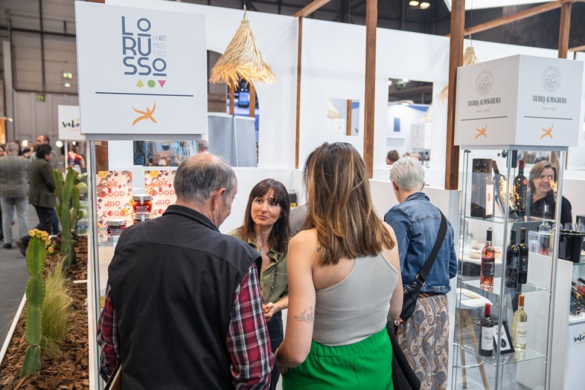 Distribuidores de cinco países visitan el expositor de \'Sabores Almería\' en Salón Gourmets