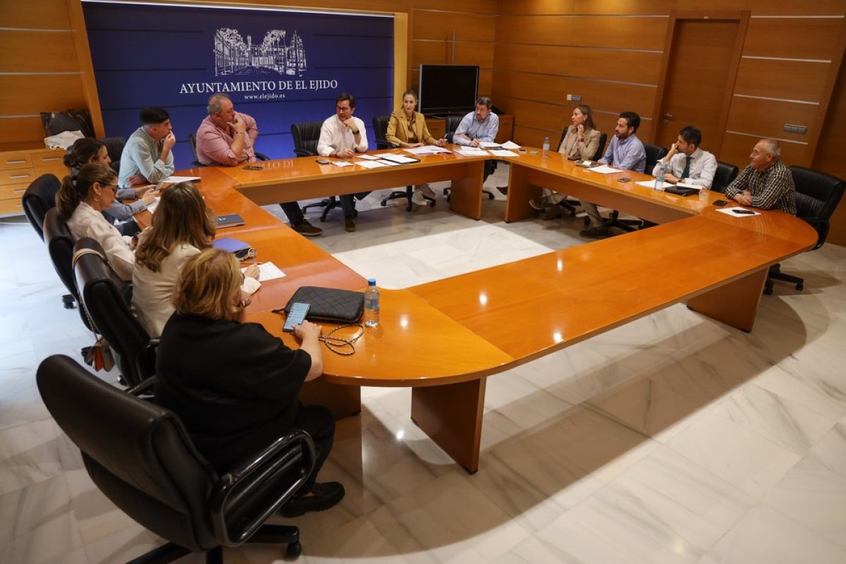 El Ayuntamiento dotará de cubierta una parte de las gradas del campo de fútbol de Las Norias