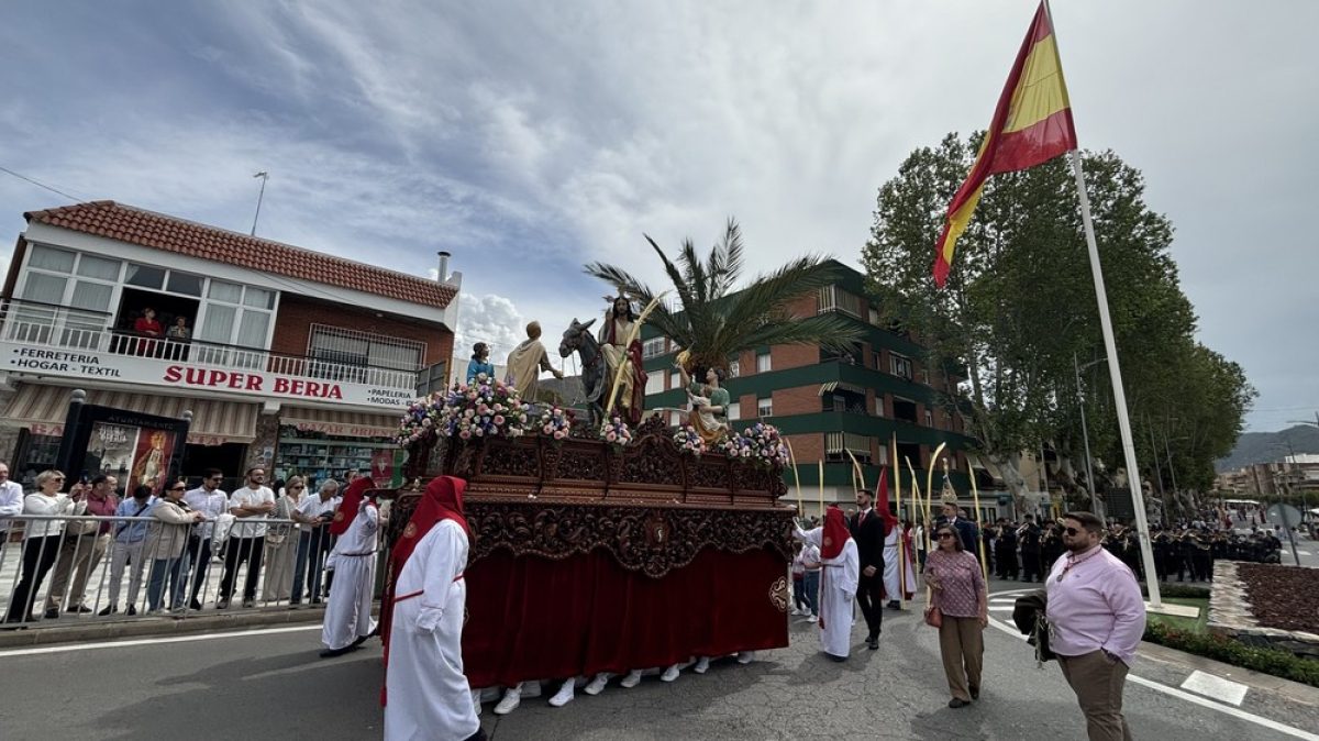 Berja se echa a la calle para acompañar a La Borriquita en el Domingo de Ramos