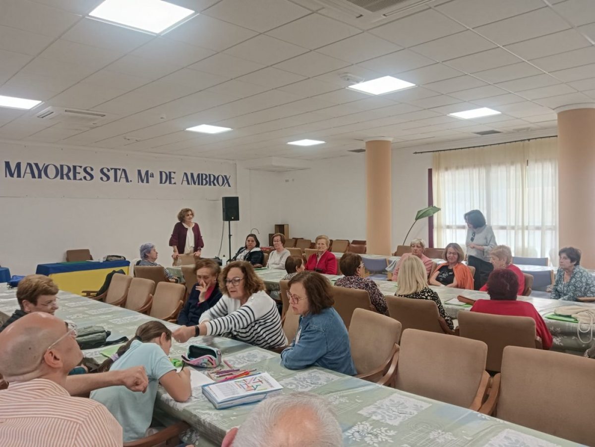 La charla sobre la soledad no deseada reúne a una treintena de mayores en Dalías