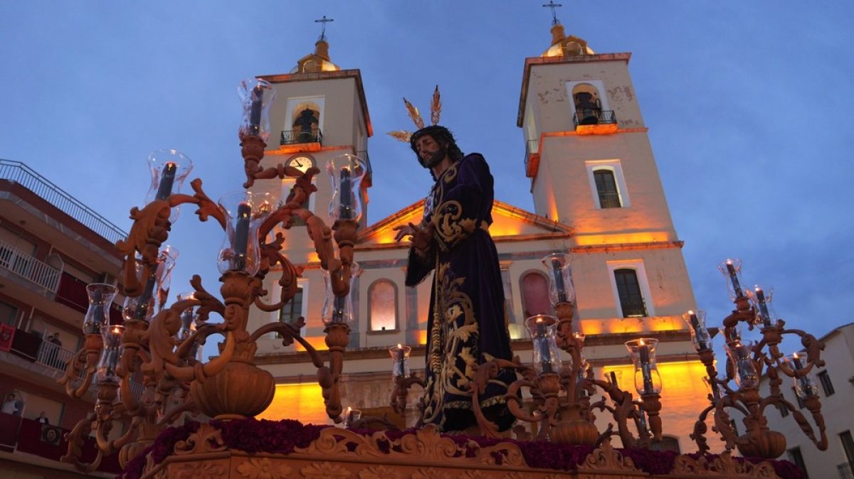 La Cofradía de Medinaceli llena de solemnidad las calles de Berja en la fría noche del Martes Santo