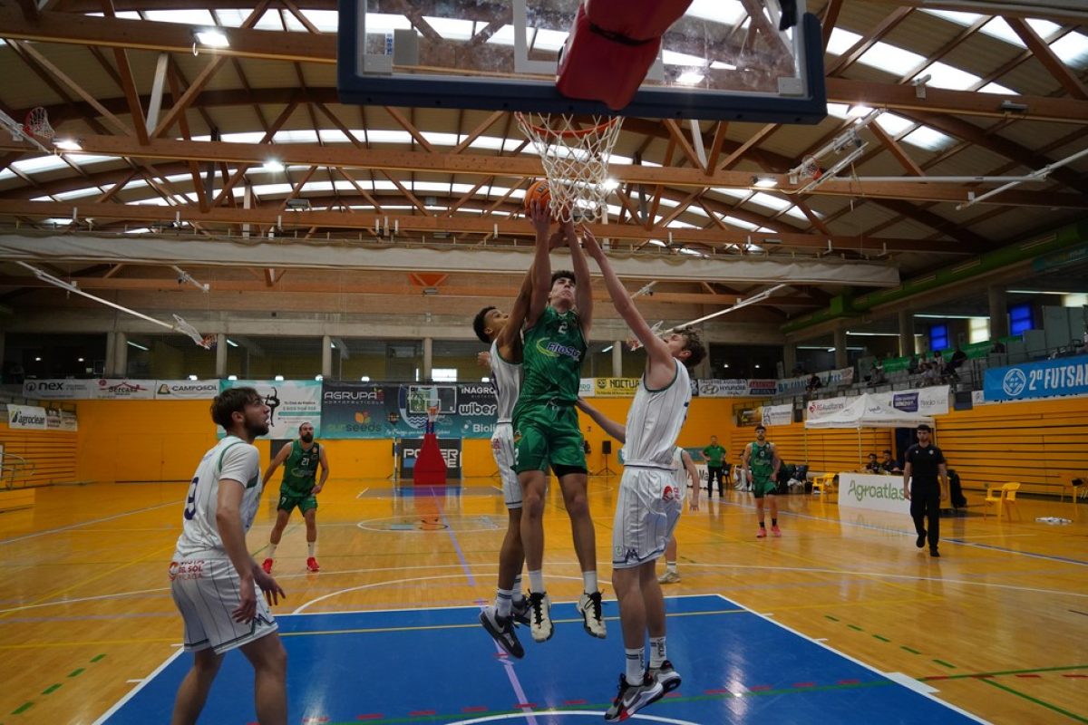 Fitosur arrasa a Unicaja (95-68) y gastará su última bala ante Novaschool