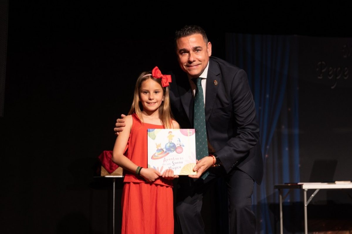 Rocío Vallecillos con tan solo 9 años presenta el libro  infantil \'Aventuras de un sueño mágico\' en Roquetas