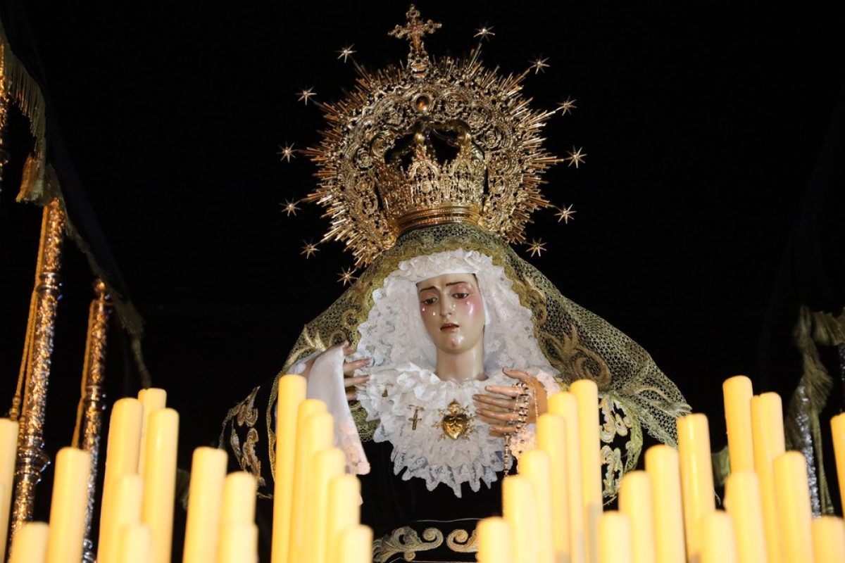 Santa María del Águila acoge la procesión de la Cofradía del Santísimo Cristo de la Paz y Nuestra Señora de los Dolores