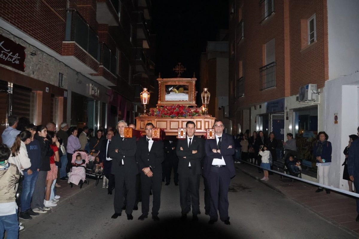 Las calles de El Ejido se apagan para recibir al Santo Sepulcro
