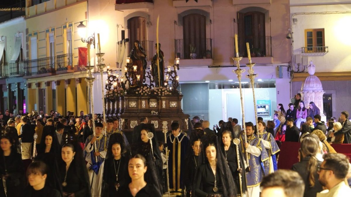 El Santo Sepulcro y la Soledad llenan de recogimiento y penitencia el Viernes Santo de Berja
