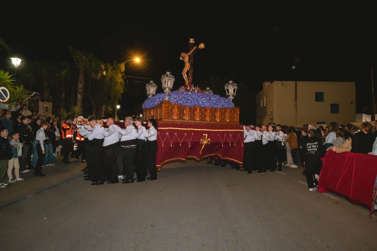 Los vecinos de Vícar se entregan al recogimiento tras la celebración del Viernes Santo