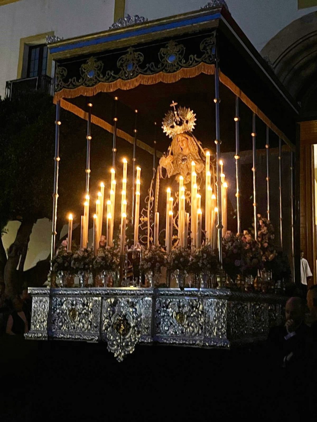 La Virgen de la Soledad estrena palio en un histórico Viernes Santo en Dalías