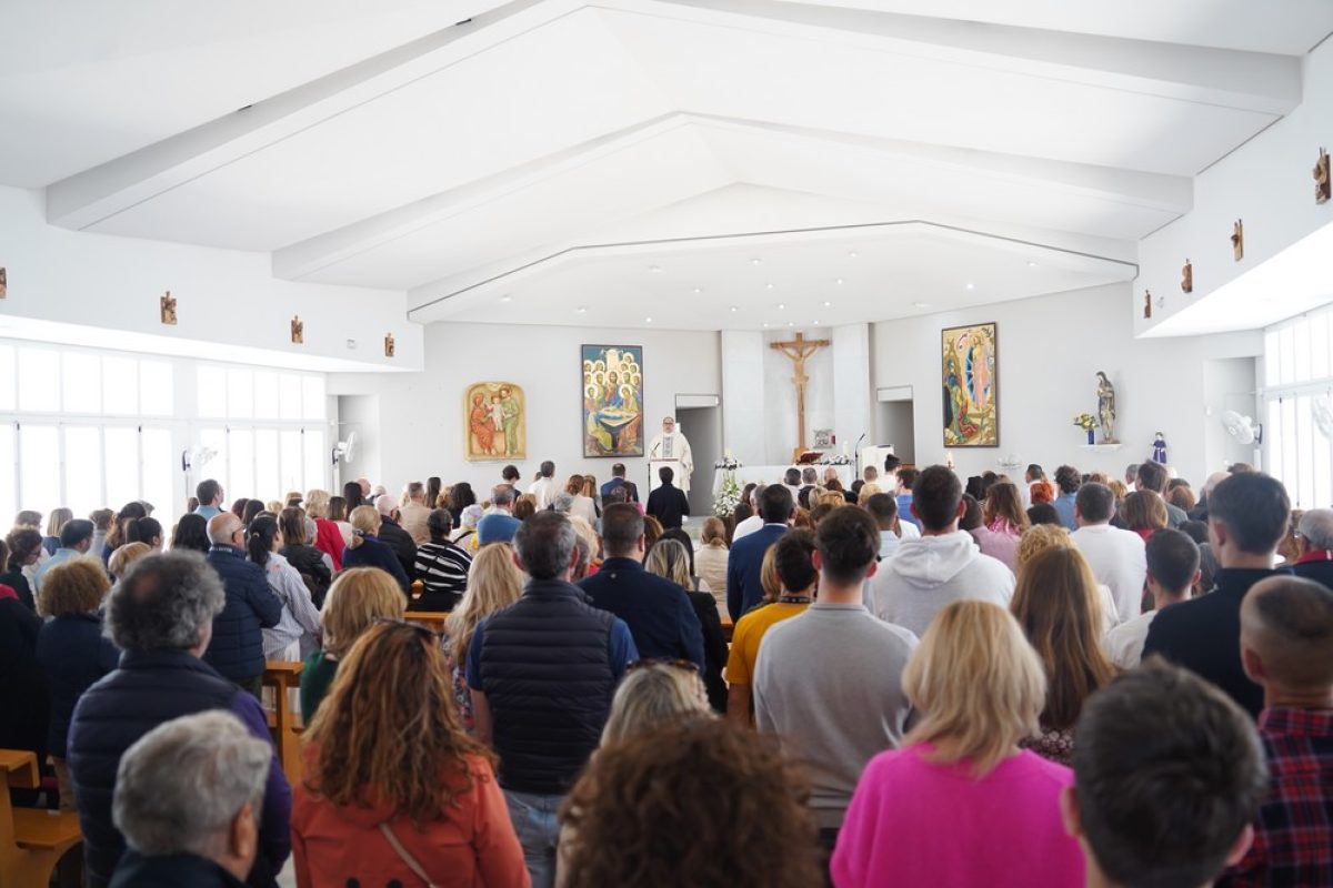 Almerimar celebra una misa de resurrección en la Parroquia de la Sagrada Familia
