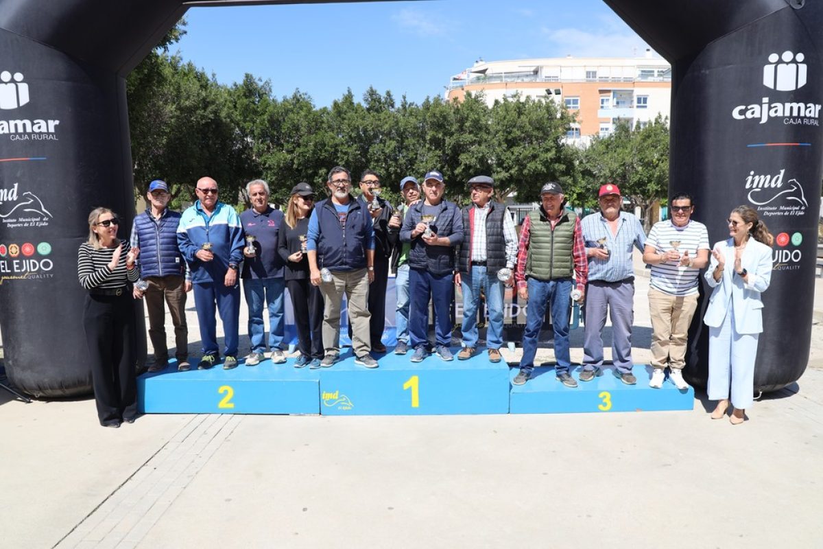 Trece tripletas de mayores de los Centros de Mayores de El Ejido participan en la Liga Municipal de Petanca