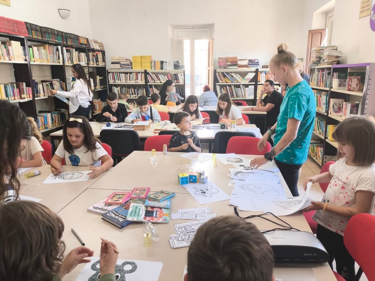 Vecinos de todas las edades participaron durante todo el día en la programación del Día del Libro en Dalías
