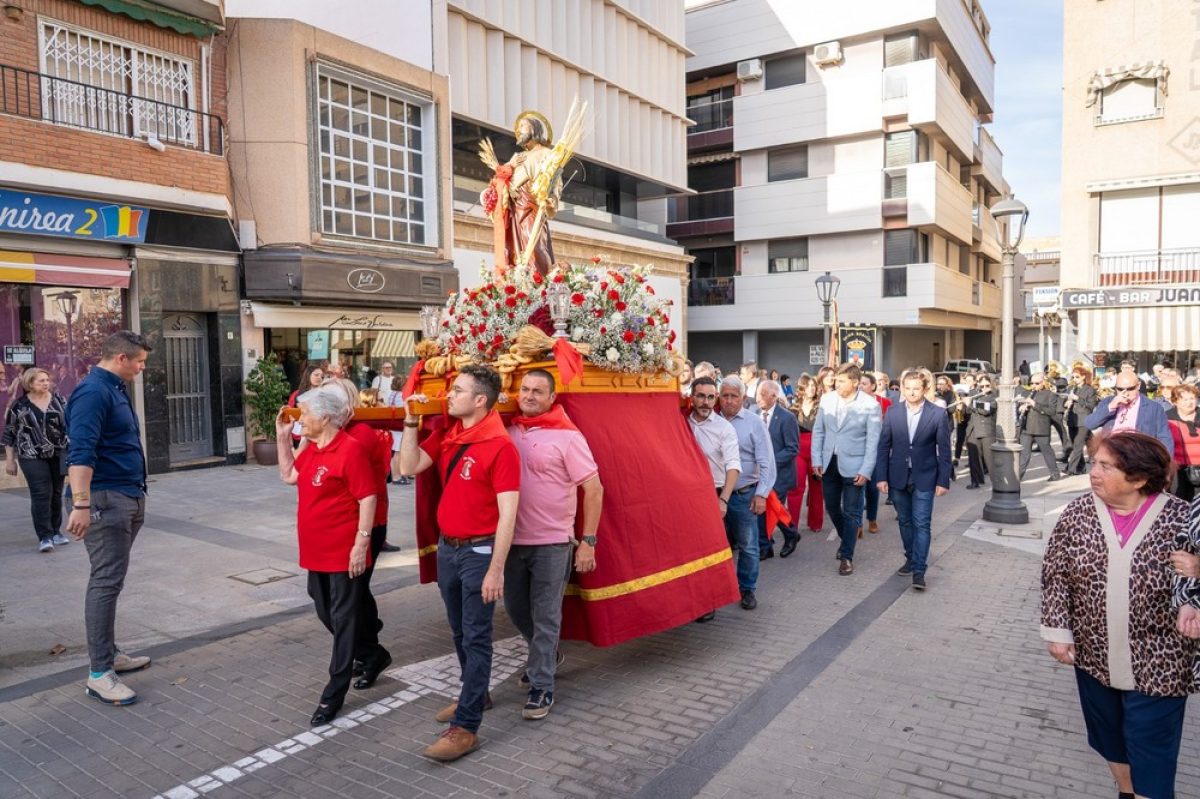 La imagen de San Marcos procesiona ante los roqueteros
