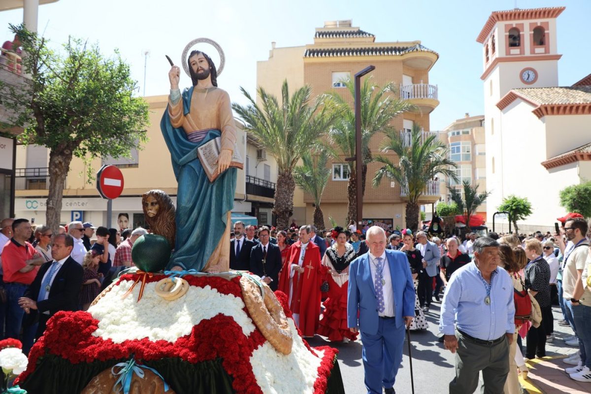 El Ejido se engalana para la procesión-romería por San Marcos con la carroza \'Cortijo las Esperillas\' como ganadora