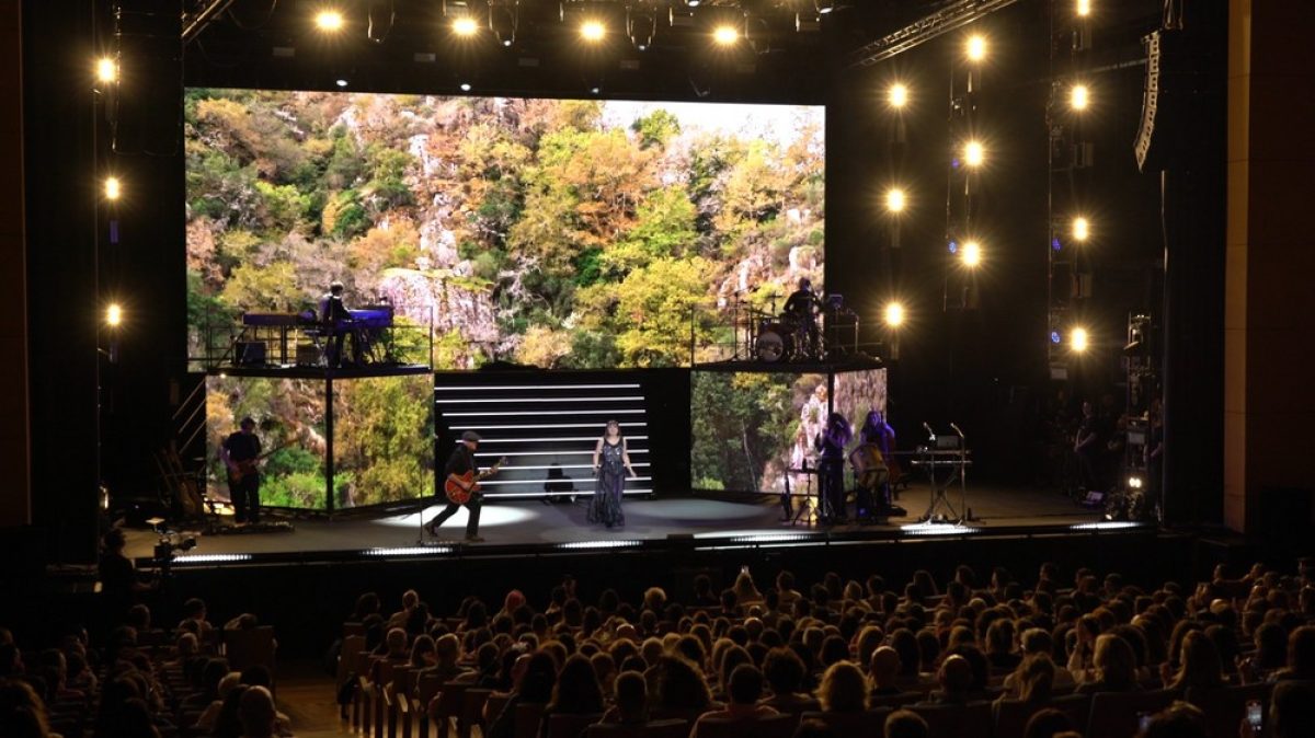El Auditorio de El Ejido se rinde a Amaral en un espectacular preestreno de su gira \'Dolce Vita Tour\'