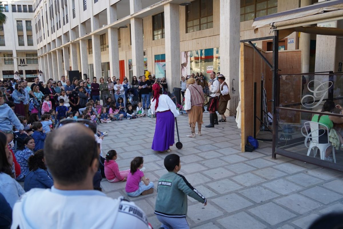 El Festival de Teatro arranca llenando de color el centro de El Ejido