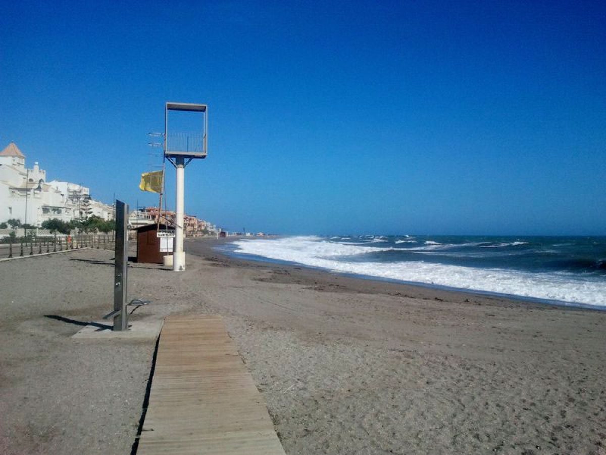 El Ejido pone a punto sus playas incrementando el suministro de equipamiento y mejorando el servicio de balizamiento