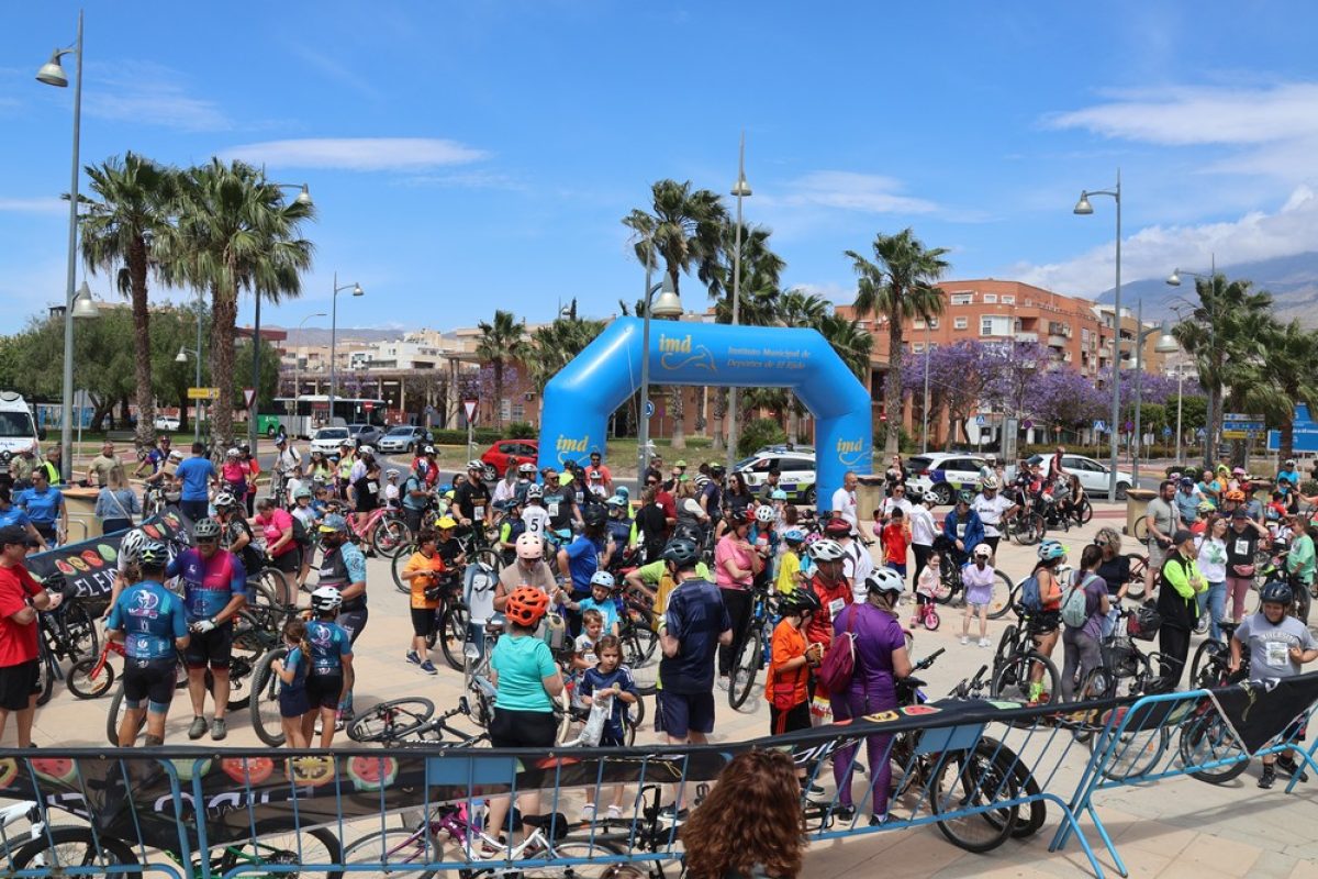 Más de 500 personas se suman a pedalear en un exitoso \'Día de la Bicicleta\' de El Ejido