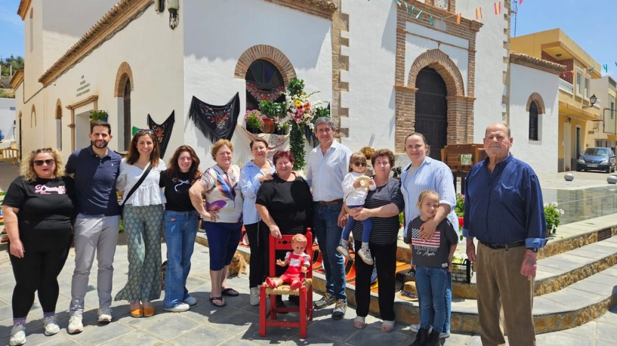 Asociaciones y colectivos \"mantienen vivas\" las Cruces de Mayo en Adra